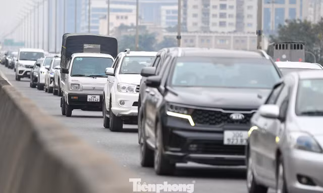 Hà Nội mùng 2 Tết: Cửa ngõ phía Nam ùn tắc cục bộ, nội đô rộng thênh thang