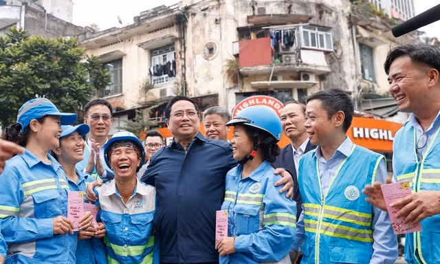 Thủ tướng Phạm Minh Chính cảm ơn, tặng quà công nhân vệ sinh môi trường tại Thủ đô