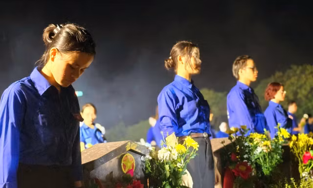 Sinh viên Thủ đô vượt mưa tri ân anh hùng liệt sĩ tại Nghĩa trang liệt sĩ thành phố
