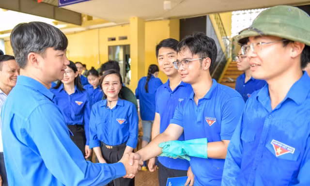 Đoàn công tác Trung ương Đoàn thăm, tặng quà thanh thiếu nhi vùng lũ Thái Nguyên