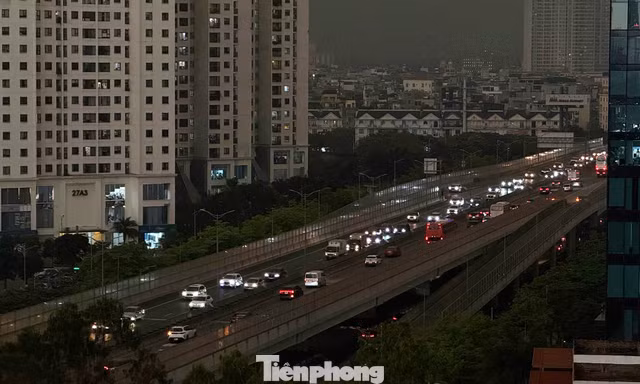 'Đêm ập xuống' giữa ban ngày ở Hà Nội, mây dông bao trùm nội đô