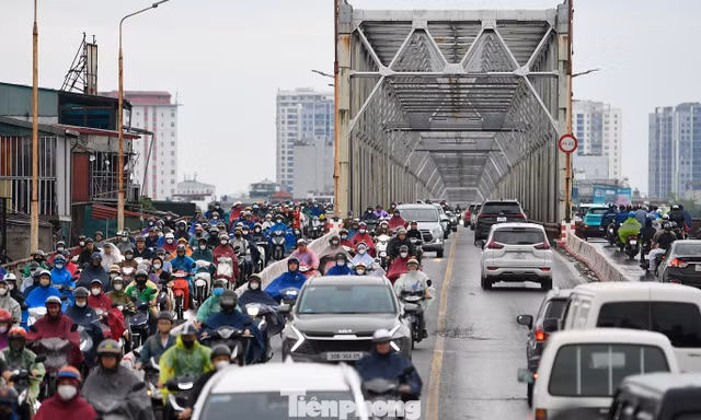 Người dân 'né' giờ cao điểm, cầu Chương Dương bớt cảnh quá tải