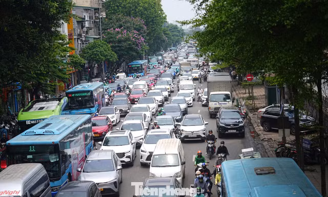 Hà Nội ngày đầu kỳ nghỉ lễ: Nội đô 'dễ thở', cửa ngõ ùn tắc