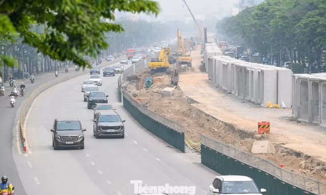 Khổ sở vượt 'đại công trường' chống ngập Hà Nội