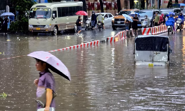 Hà Nội ngập bì bõm, ôtô nằm phơi mưa giữa đường