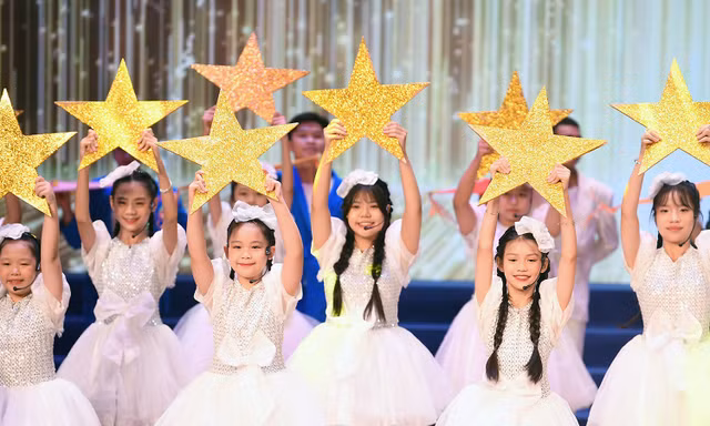 Gần 30 triệu học sinh, thầy cô hát Quốc ca trong Lễ khai giảng chung
