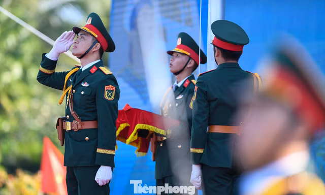 Khoảnh khắc kéo cờ thiêng liêng ở Khu tưởng niệm Chiến sĩ Gạc Ma