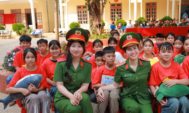 Tuổi trẻ Học viện Cảnh sát mang ‘phòng tin học’ lên vùng biên Sơn La