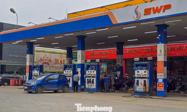 Cây xăng vắng vẻ khi giá giảm, nhiều người ung dung 'đổ đầy bình'