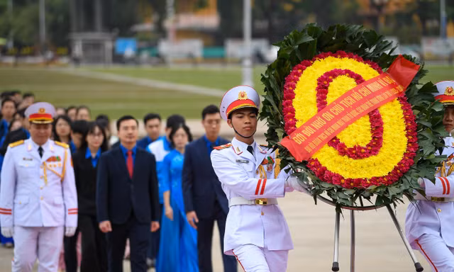 238 đại biểu tuổi trẻ Mặt trận Tổ quốc, các đoàn thể Trung ương báo công dâng Bác