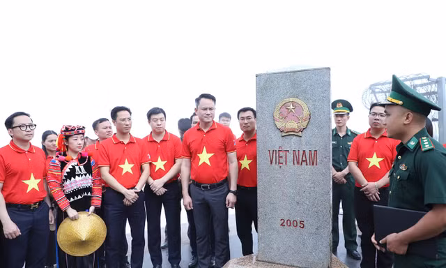 Thanh niên nơi cực Tây nói về trách nhiệm dưới Cột cờ A Pa Chải