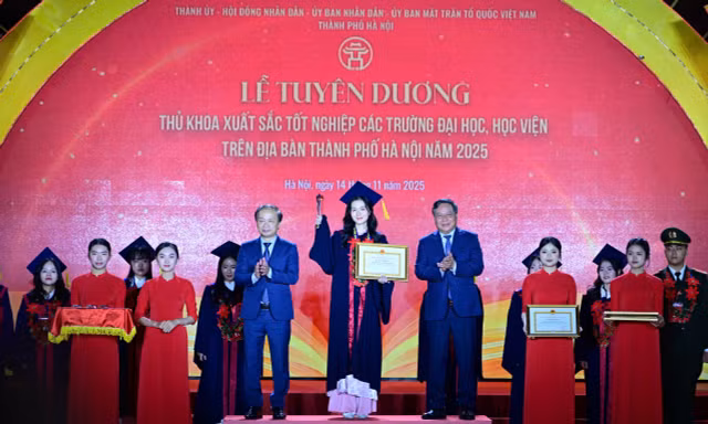 Hà Nội tuyên dương 95 thủ khoa xuất sắc năm 2025