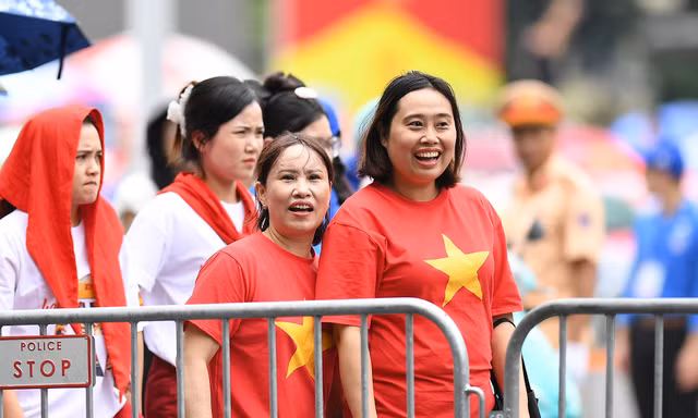 Bạn trẻ nô nức kéo nhau lên Quảng trường Ba Đình chờ sơ duyệt diễu binh, diễu hành