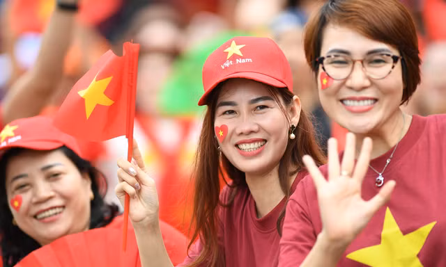 Dòng người áo cờ đỏ sao vàng tấp nập đổ về Quảng trường Ba Đình chờ sơ duyệt diễu binh