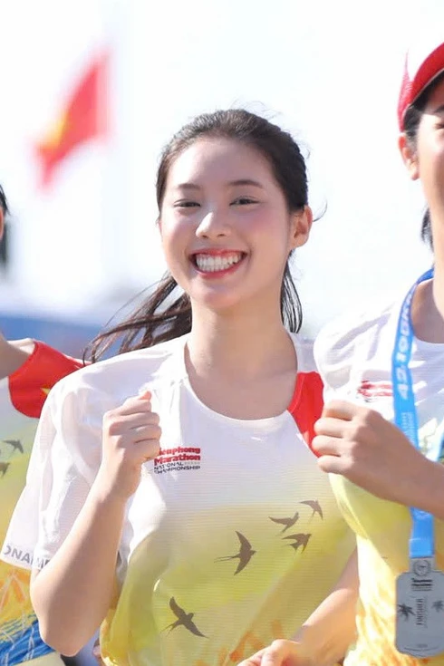 Hoa hậu, á hậu và người đẹp đón bình minh giữa phố biển Nha Trang