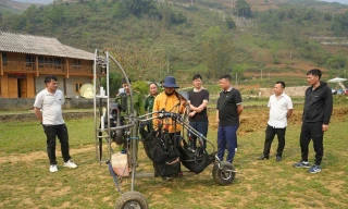 Đoàn công tác kiểm tra hoạt động dù lượn của Công ty TNHH Du lịch Thể thao Mây tại xã Tả Van.