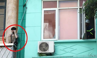 Nam thanh niên nghi 'ngáo đá' ngồi vắt vẻo ở lan can tầng 2 ngôi nhà