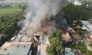 Cháy kho nệm mút gần 1.000m² ở Đồng Nai, khói đen cuồn cuộn bốc cao