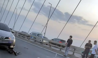 Đi xe đạp ngược chiều trên cầu Nhật Tân, người đàn ông tử vong sau va chạm với ô tô