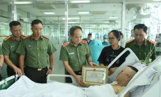 Giám đốc Công an Hà Nội thăm hỏi đại úy bị thương khi ngăn quái xế 'thông chốt' bảo vệ hợp luyện A80