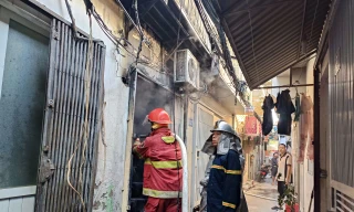 Hà Nội: Cháy nhà nằm sâu trong ngõ nhỏ, xe cứu hỏa không thể tiếp cận