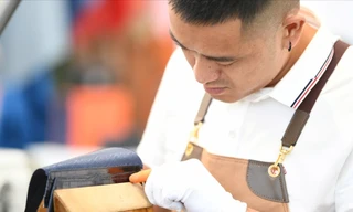 Cận cảnh quy trình làm túi xách da cá sấu Việt Nam trị giá 80 triệu đồng 