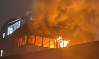 Cháy dữ dội nhà trọ 8 tầng ở Hà Nội