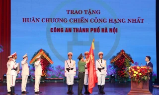 Công an Hà Nội đón nhận Huân chương Chiến công hạng Nhất