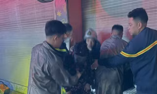 Cứu 3 người mắc kẹt trong vụ cháy lúc rạng sáng 