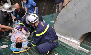 Cảnh sát dùng xe thang giải cứu cháu bé rơi từ tầng cao chung cư xuống mái siêu thị