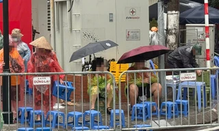 Xếp ghế, trải bạt ở vỉa hè để bán chỗ xem diễu binh, diễu hành sẽ bị xử lý ra sao?