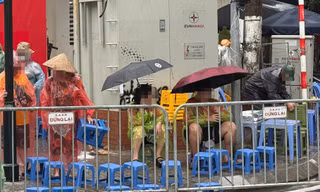 Xếp ghế, trải bạt ở vỉa hè để bán chỗ xem diễu binh, diễu hành sẽ bị xử lý ra sao?