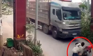 Đối tượng vi phạm giao thông đẩy CSGT vào đầu ô tô đang di chuyển 