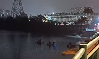 Tìm kiếm 2 thanh niên mất tích ở hồ điều hòa đường Tam Trinh (Hà Nội)