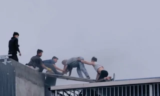 Giây phút cứu người mắc kẹt trong vụ cháy nhà 7 tầng trên đường Lĩnh Nam