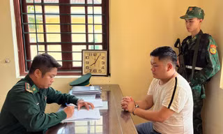 Cán bộ Biên phòng thẩm vấn đối tượng Tráng Seo Hồng. Ảnh: Trung Dũng.