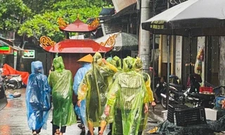 Đẫm nước mắt đón con trong vụ lật tàu trên vịnh Hạ Long