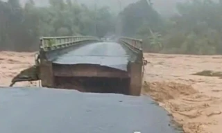 Lũ lớn cuốn sập cầu ở Huế, người dân di chuyển bằng thuyền giữa nội đô