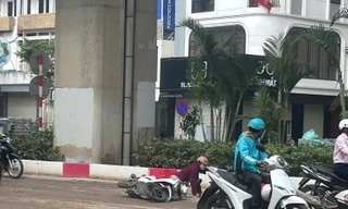 Cảnh sát truy tìm xe tải làm rơi bùn đất ra đường khiến nhiều người đi xe máy trượt ngã