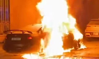 Hà Nội: Ô tô BMW cháy ngùn ngụt giữa phố