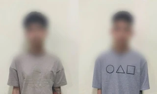 Hà Nội: Khởi tố 2 đối tượng đánh, ép nam sinh quỳ gối bò ở đường