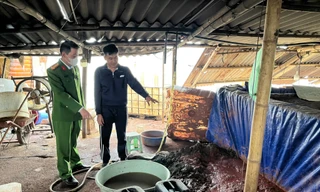 Hà Nội: Phát hiện 2 xưởng phân tách vàng, bạc từ phế liệu xả 'trộm' 6,7 tấn chất thải nguy hại ra môi trường