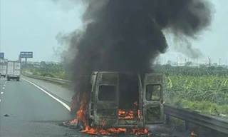 Ô tô cháy ngùn ngụt trên cao tốc Pháp Vân - Cầu Giẽ