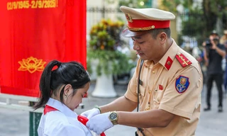 Hà Nội: CSGT có mặt ở cổng trường từ sớm phân luồng, phát tờ rơi tuyên truyền an toàn giao thông