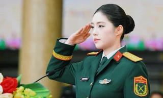 Á hậu Châu Anh nhận bằng khen, được thăng quân hàm 