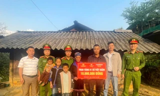 Công an xã Mù Cang Chải mở sổ tiết kiệm cho các em nhỏ có hoàn cảnh khó khăn