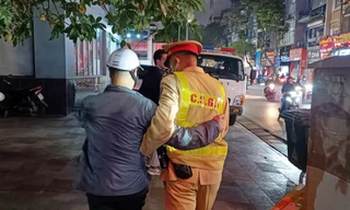 Hà Nội: Tài xế 'liêu xiêu' rời quán nhậu được CSGT dìu vào chốt lập biên bản