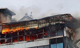 Hà Nội: Lửa ngùn ngụt trên tầng tum ngôi nhà ở đường Giải Phóng
