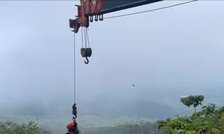 Hàng chục cảnh sát giải cứu hai người đi xe máy lao xuống vực ở Ba Vì