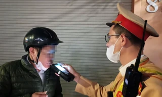 Cảnh sát hóa trang ghi hình gần nhà hàng: Dân nhậu nhờn luật gặp ngay 'thiên la địa võng'